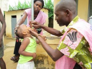 Le président de la République, Faure Gnassingbé, à l’ouverture des travaux de la 72ème session du Comité régional OMS Afrique, le lundi 22 août, a appelé tous les acteurs du continent à « agir » face aux « crises multidimensionnelles, dont la complexité et la persistance menacent la survie même de l’humanité ». « En Afrique, comme partout ailleurs, nous devons tenir compte des enjeux de l’heure, et surtout agir : agir pour garantir l’accès à des soins de qualité pour tous, partout et en tout temps ; agir pour offrir une protection sociale et une couverture sanitaire universelle à nos concitoyens ; agir pour éradiquer le phénomène des médicaments contrefaits et de mauvaise qualité », a déclaré le chef de l’Etat dans son allocution d’ouverture de cette session. Cette rencontre de Lomé sera consacrée à tous les aspects du système de santé en Afrique notamment les maladies transmissibles et non transmissibles, la couverture maladie universelle, l’intelligence artificielle, la lutte contre les Maladies tropicales négligées (MTN), le financement et la gestion du système de santé. Tout en reconnaissant que beaucoup reste à faire en matière de santé sur le continent, le président de la République a réitéré que « la santé est une priorité de cohésion sociale » à placer au cœur des politiques de développement. Il a émis le vœu que les délibérations des présentes assises permettent à « notre région et à l’Organisation mondiale de la santé en général d’apporter une réponse toujours plus efficace, plus humaine et plus pérenne aux besoins de nos États et plus encore de nos populations ». Offrir une identité et garantir la couverture santé, une priorité au Togo Le chef de l’Etat est revenu sur les actions entreprises au Togo en matière de santé notamment le cadre législatif et institutionnel conformément aux ambitions de la feuille de route du gouvernement à l’horizon 2025. Il a énuméré, entre autres, actions, la création d’un ministère délégué chargé de l’accès universel aux soins, l’adoption de la loi instituant l’assurance maladie universelle, un programme d’accompagnement de la femme enceinte et du nouveau-né et l’assistance médicale dédiée aux élèves du primaire et du secondaire. « La disponibilité en ressources humaines s’est améliorée avec la décentralisation des établissements d’enseignement et des formations sanitaires, à travers la construction et l’équipement des structures selon la carte sanitaire ; ce qui a permis une augmentation significative de l’accessibilité géographique aux soins, estimée aujourd’hui à 76% », a relevé le chef de l’Etat. Un appel à adhérer à l’initiative de Lomé sur les médicaments de qualité inférieure Au nombre des actions concertées résultant du souci constant de préserver la santé des populations, le N0 1 Togolais a évoqué l’Initiative de Lomé lancée le 18 janvier 2020 relative aux « médicaments de qualité inférieure et falsifiés ». Il a plaidé pour que les autres pays rejoignent cette initiative portée par le Togo et cinq autres pays africains, à savoir le Congo, le Ghana, le Niger, l’Ouganda et le Sénégal. La 72ème session du comité régional de l’OMS pour l’Afrique se déroule du 22 au 26 août. Cet évènement porté par le comité régional de l’OMS Afrique est organisé pour la première fois au Togo.