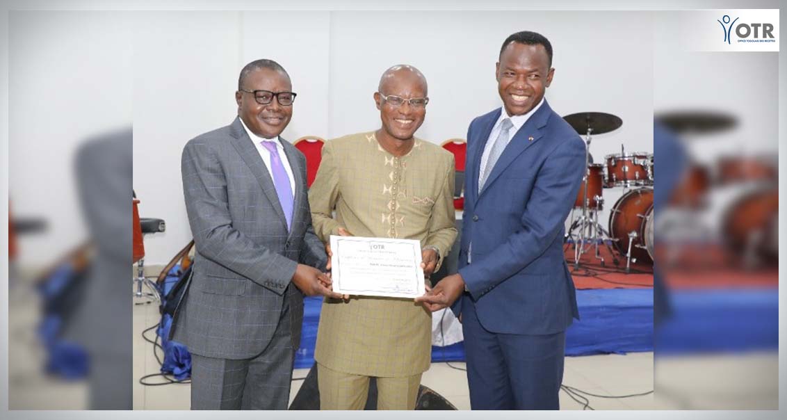 L'office togolais des recettes (OTR) a célébré le 6 janvier 2022, 60 agents admis à la retraite après plusieurs années de dignes et loyaux services rendus à l’administration fiscale et douanière du Togo. Une tradition instituée depuis plusieurs années.