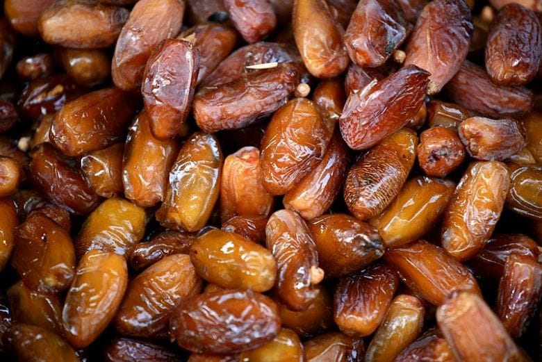 Prenez l’habitude de manger quelques dates dans la journée et vous remarquerez des résultats. Ce produit a la réputation d’être sucrée, ce qui est injuste.