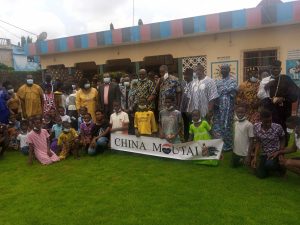 Avec l'appui de la commune Agoè-nyivé 1, la société Grande Muraille Distribution a offert des vivres  à l'Orphelinat  SPES à Lomé. 