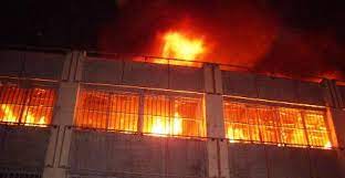 Un immeuble du grand marché de Lomé dans le prolongement de la rue de Logopé a pris feu dans la nuit du 16 au 17 mai 2022. 