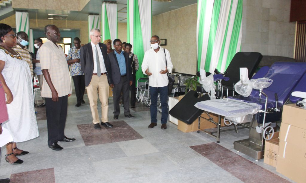 L’Ambassadeur d’Allemagne au Togo Mathias Veltin en visite à Kara a  procédé à la remise  officielle  du matériel médical aux USP de la région.