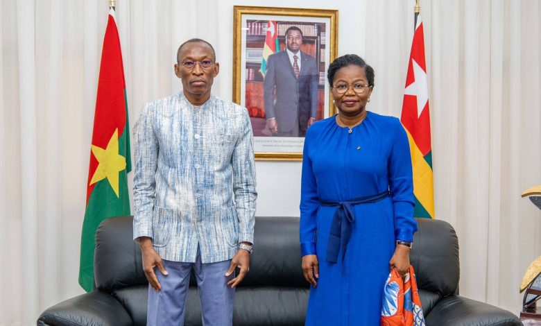 La première ministre du Togo Victoire Tomégah-Dogbé, a reçu mardi 31 janvier à Lomé, son homologue du Burkina Faso, Apollinaire Joachim Kyélem de Tambèla en tournée dans les capitales ouest-africaines.  