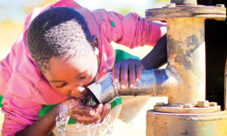 Le ministre de l’Eau et de l’Hydraulique villageoise, Gal Yark Damehane a présidé à la cérémonie de lancement de la 3è phase du Projet d’amélioration des conditions de vie en milieu scolaire et rural (PASSCO3), vendredi 20 octobre à Tapou dans le canton de Pessidè, à 15 km environ de Kantè.