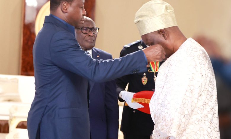En reconnaissance à la promouvoir de la destination Togo  lorsqu'il a dirigé Ecobank Faure a élevé Ade Ayeyemi au rang de Commandeur
