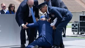 Joe Biden a trébuché sur scène à cause d'un sac de sable présent à terre, jeudi, lors d'une cérémonie militaire dans le Colorado.