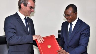 Le ministre de l’économie et des finances, Sani Yaya et l’ambassadeur de France au Togo, Augustin Favereau, ont signé vendredi 9 juin 2023 à Lomé, un protocole visant à financer la réalisation d’infrastructures, notamment la construction de ponts de désenclavement en zone rurale au Togo.