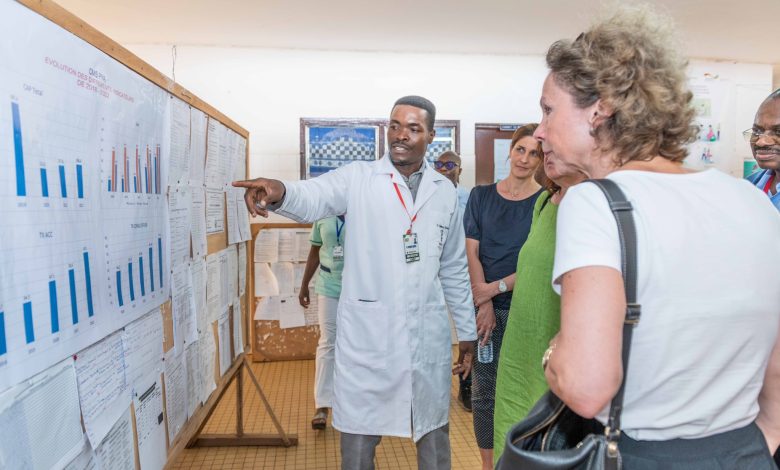 En visite officielle au Togo, Dr. Bärdel Kofler, a poursuivi sa tournée dans le pays avec la visite à Kara Centre de maladies infectieuses
