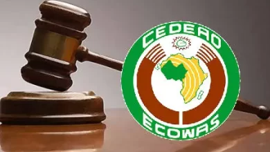 Jean Paul Oumolou arrêté en novembre 2021 lors d'un retour à Lomé par l'Unité Spéciale d’Intervention de la Gendarmerie a fait condamner l'Etat devant la Cour de Justice de la Cédéao qui  demande à lui verser une somme de 12,5 millions de francs CFA pour violation de ses droits fondamentaux.