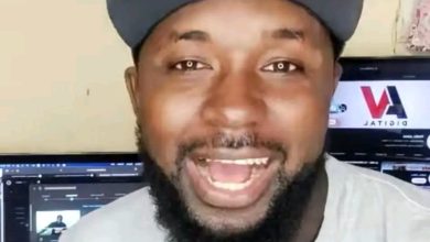 En direct sur sa page Facebook,  Jules K. Ayih  alias Voklia a réitéré sa demande d'excuse au plaignant qu'est  Ntusley Alias Gogoliko.
