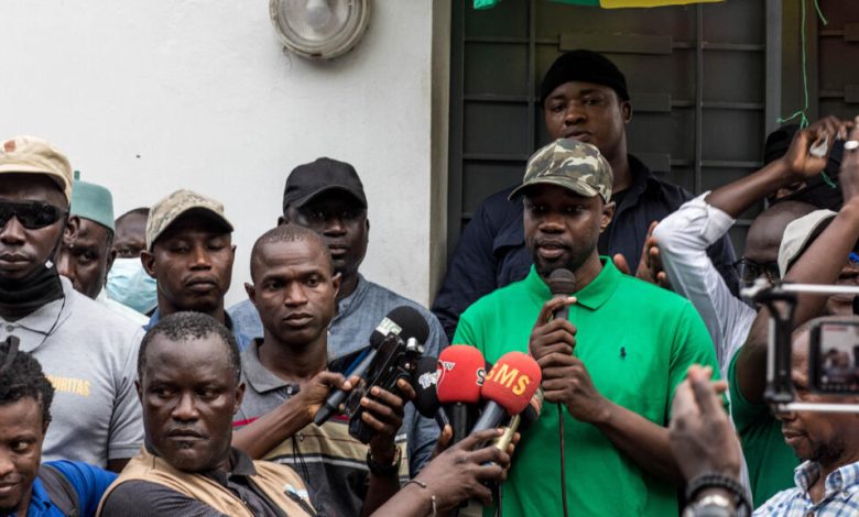 Au Sénégal, le Conseil constitutionnel, qui étudie les dossiers des candidats à l’élection présidentielle du 25 février prochain, a rejeté celui d’Ousmane Sonko au motif qu’il était incomplet, a annoncé un des avocats de l’opposant ce vendredi 5 janvier.