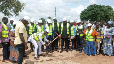Kokou Eke Odin a donné à l'EPP Agbonou-CEET dans la préfecture de l'Ogou , le coup d’envoi de la construction de 159 salles de classe