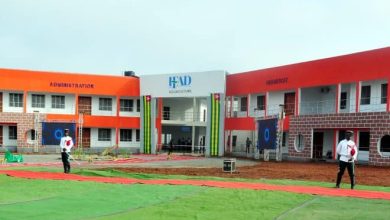 C’est par une double signature, celle du ministre de l’Économie et des Finances, Sani Yaya et celle du président du conseil d’administration et fondateur de la compagnie aérienne, Gervais Koffi Djondo, que l'État togolais a officialisé le 21 août, sa prise de participation au capital social d'Asky. Le Togo – longtemps considéré à tort comme actionnaire – fait ainsi son entrée au tour de table de la compagnie togolaise après avoir déboursé quelque 6 milliards de francs CFA pour 600 000 actions, soit une prise de participation de 14,39%. Par cet investissement, Lomé aspire à devenir un hub logistique sous-régional et à permettre à la compagnie de décrocher davantage de droits de trafic conformément à ses ambitions d’expansion. À LIRE Asky : Nowel Ngala, le visage commercial du pavillon togolais « Cette prise de participation va contribuer à la consolidation financière et opérationnelle de la compagnie aérienne à laquelle le chef de l’État togolais, Faure Essozimna Gnassingbé et le gouvernement accordent la plus grande attention », a indiqué lors de la signature Sani Yaya, d’après qui, au-delà de l’investissement financier, il s'agit également d'un investissement stratégique au regard de la "politique d’intégration de la sous-région et d’ouverture du Togo au reste du monde". « Asky que le gouvernement veut encore plus solide, plus performant et plus fort est le vecteur de la mise en œuvre de cette politique qui consiste à faire de notre Aéroport International Gnassingbé Eyadéma de Lomé, un véritable hub de la sous-région », conclut l’officiel. Renforcer la structure capitalistique Selon plusieurs sources proches du dossier, la décision de l'État togolais est un signal fort envoyé aux investisseurs nationaux et internationaux, quant à son engagement envers le secteur privé et  sa volonté de créer un environnement favorable aux investissements, ainsi que de renforcer l'intégration économique régionale. À LIRE Entre Asky et Air Côte d’Ivoire, bataille dans le ciel de Paris  Asky qui a affiché, d'après son directeur général Esayas Hailu, une résilience pendant la période de pandémie de Covid-19 a convaincu l’État du Togo quant à sa solidité. Avec un chiffre d’affaires de plus 200 milliards de F CFA (305 millions d'euros) réalisé par an avancé par le premier responsable, l’arrivée de l’État doit consolider la compagnie en matière d’apport de financements à la réalisation des projets stratégiques dont il n'en a pas dévoilé les contours. Des ambitions qui satisfont les autres actionnaires d'Asky, au premier titre desquels la Banque ouest-africaine de développement (BOAD). Pour son président, l’État togolais vient renforcer la structure capitalistique d’Asky. « C’est un engagement très fort dans un secteur stratégique qui ne concerne pas  que le transport mais tout l’écosystème, à savoir la formation, la création des emplois, de la richesse nationale, régionale et naturellement continentale »,  a déclaré Serge Ekué. Paris, Madrid et Chine Compagnie de droit privé basée au Togo qui a fait de l'aéroport international de Lomé, sa base logistique, Asky se prépare à inaugurer en octobre prochain, la ligne Lomé-Nairobi, tout en poursuivant les discussions pour obtenir les droits de trafic avec Luanda et Nouakchott. Parallèlement, elle s'apprête – une fois le feu vert des autorités de RDC, du Bénin et du Sénégal –,  à doubler la fréquence sur Kinshasa, Cotonou et Dakar. Asky prévoit, d'ici à la fin de 2023, de lancer les lignes vers Paris et Madrid pour l'Europe, ainsi que vers la Chine. Une augmentation des dessertes qui doit voir bondir le trafic à l'aéroport de Lomé, dont l’analyse de l’activité économique au premier trimestre de 2023, comparée à la même période de 2022, indique une augmentation du trafic total de passagers de 35,7%. À LIRE [Tribune] Transport aérien : haro sur les taxes et redevances en Afrique Avec un capital détenu à 40 % par Ethiopian Airlines, la BOAD,  le groupe Ecobank (ETI) et la Banque d’investissement et de développement de la Cédéao (BIDC),  Asky est dotée d’une flotte de treize appareils, notamment neuf Boeing 737-800 et quatre Boeing 737-700, desservant 27 villes dans 24 pays d’Afrique.