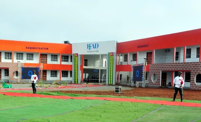 C’est par une double signature, celle du ministre de l’Économie et des Finances, Sani Yaya et celle du président du conseil d’administration et fondateur de la compagnie aérienne, Gervais Koffi Djondo, que l'État togolais a officialisé le 21 août, sa prise de participation au capital social d'Asky. Le Togo – longtemps considéré à tort comme actionnaire – fait ainsi son entrée au tour de table de la compagnie togolaise après avoir déboursé quelque 6 milliards de francs CFA pour 600 000 actions, soit une prise de participation de 14,39%. Par cet investissement, Lomé aspire à devenir un hub logistique sous-régional et à permettre à la compagnie de décrocher davantage de droits de trafic conformément à ses ambitions d’expansion. À LIRE Asky : Nowel Ngala, le visage commercial du pavillon togolais « Cette prise de participation va contribuer à la consolidation financière et opérationnelle de la compagnie aérienne à laquelle le chef de l’État togolais, Faure Essozimna Gnassingbé et le gouvernement accordent la plus grande attention », a indiqué lors de la signature Sani Yaya, d’après qui, au-delà de l’investissement financier, il s'agit également d'un investissement stratégique au regard de la "politique d’intégration de la sous-région et d’ouverture du Togo au reste du monde". « Asky que le gouvernement veut encore plus solide, plus performant et plus fort est le vecteur de la mise en œuvre de cette politique qui consiste à faire de notre Aéroport International Gnassingbé Eyadéma de Lomé, un véritable hub de la sous-région », conclut l’officiel. Renforcer la structure capitalistique Selon plusieurs sources proches du dossier, la décision de l'État togolais est un signal fort envoyé aux investisseurs nationaux et internationaux, quant à son engagement envers le secteur privé et  sa volonté de créer un environnement favorable aux investissements, ainsi que de renforcer l'intégration économique régionale. À LIRE Entre Asky et Air Côte d’Ivoire, bataille dans le ciel de Paris  Asky qui a affiché, d'après son directeur général Esayas Hailu, une résilience pendant la période de pandémie de Covid-19 a convaincu l’État du Togo quant à sa solidité. Avec un chiffre d’affaires de plus 200 milliards de F CFA (305 millions d'euros) réalisé par an avancé par le premier responsable, l’arrivée de l’État doit consolider la compagnie en matière d’apport de financements à la réalisation des projets stratégiques dont il n'en a pas dévoilé les contours. Des ambitions qui satisfont les autres actionnaires d'Asky, au premier titre desquels la Banque ouest-africaine de développement (BOAD). Pour son président, l’État togolais vient renforcer la structure capitalistique d’Asky. « C’est un engagement très fort dans un secteur stratégique qui ne concerne pas  que le transport mais tout l’écosystème, à savoir la formation, la création des emplois, de la richesse nationale, régionale et naturellement continentale »,  a déclaré Serge Ekué. Paris, Madrid et Chine Compagnie de droit privé basée au Togo qui a fait de l'aéroport international de Lomé, sa base logistique, Asky se prépare à inaugurer en octobre prochain, la ligne Lomé-Nairobi, tout en poursuivant les discussions pour obtenir les droits de trafic avec Luanda et Nouakchott. Parallèlement, elle s'apprête – une fois le feu vert des autorités de RDC, du Bénin et du Sénégal –,  à doubler la fréquence sur Kinshasa, Cotonou et Dakar. Asky prévoit, d'ici à la fin de 2023, de lancer les lignes vers Paris et Madrid pour l'Europe, ainsi que vers la Chine. Une augmentation des dessertes qui doit voir bondir le trafic à l'aéroport de Lomé, dont l’analyse de l’activité économique au premier trimestre de 2023, comparée à la même période de 2022, indique une augmentation du trafic total de passagers de 35,7%. À LIRE [Tribune] Transport aérien : haro sur les taxes et redevances en Afrique Avec un capital détenu à 40 % par Ethiopian Airlines, la BOAD,  le groupe Ecobank (ETI) et la Banque d’investissement et de développement de la Cédéao (BIDC),  Asky est dotée d’une flotte de treize appareils, notamment neuf Boeing 737-800 et quatre Boeing 737-700, desservant 27 villes dans 24 pays d’Afrique.