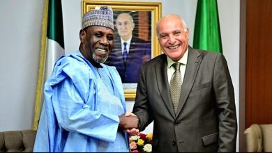  L’Algérie, fermement opposée à toute intervention militaire au Niger, a envoyé le 23 août  2023 son ministre des Affaires étrangères, Ahmed Attaf, en tournée au Nigeria, Bénin et Ghana, afin d’aider à trouver une issue à la crise.