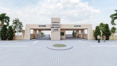 Victoire Tomégah-Dogbé a effectué une descente de terrain mardi 22 août 2023   de la construction de l’hôpital mère-enfant à Togblékopé.