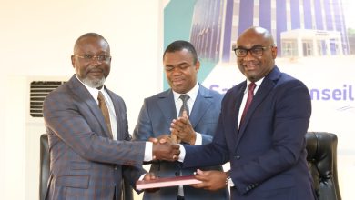 Le système LMD-Licence Master-Doctorat-, c’est six (06) semestres (donc 03 ans ou 180 crédits à raison de 60 crédits à souscrire par année) pour obtenir la Licence, quatre (04) semestres (donc 02 ans) pour obtenir le Master et au moins six (06) semestres (donc 03 ans) pour obtenir le Doctorat.