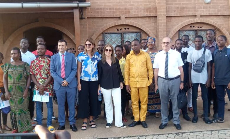 Au Togo, une dizaine d'étudiants bacheliers, bénéficiaires du programme de Bourses OAPEC s'apprêtent à poursuivre leur cursus scolaire