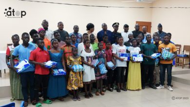 L’association Aide et Action à la Veuve, à l’Orphelin et à l’Enfant Déshérité (AAVOED) a remis des prix aux meilleurs élèves aux examens du CEPD, du BEPC, du BAC 1 et du BAC 2 et des kits scolaires aux élèves qu’elle parraine, mercredi 30 août à Niamtougou dans la commune Doufelgou1 et à Défalé, dans la commune Doufelgou 2.