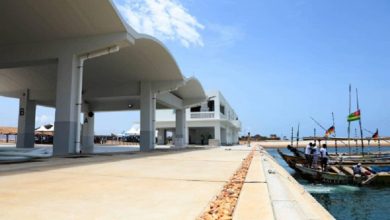 Suite au récent drame qui a failli couté la vie à des pêcheurs togolais, le ministère chargé de la pêche a décidé de suspendre toute activité jusqu'à nouvel ordre au port de pêche de Lomé. La reprise est subordonnée à l'évolution des conditions météorologiques.