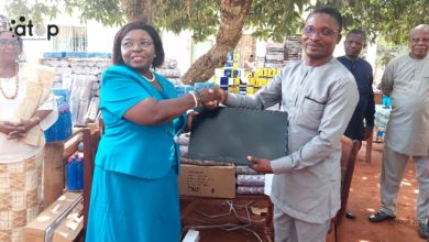  L’Association pour la promotion de la femme, de l’éducation et au développement à la base (APFED) a offert, vendredi 29 septembre 2023, des kits scolaires aux élèves de l’Ecole primaire publique Amitié Chine-Togo à Agou-Gadzépé.