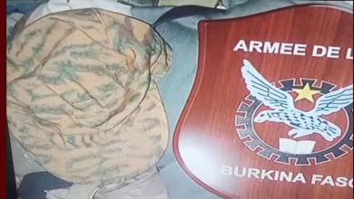 Selon la RT du Niger, 16 tenues treillis, 21 tee-shirts militaires et deux paires chaussures ont été retrouvés à l'ambassade de France