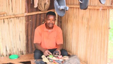 Partons à la découverte de François, ancien volontaire d’engagement citoyen de la vague 4, à Tsévié. Aujourd’hui, heureux propriétaire de son propre atelier de cordonnerie, il est ravi de partager avec nous son parcours.
