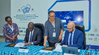 Le 18 octobre 2023 à Lomé, a été signé un accord entre Coovi Hervé Guedegbe, SE de l’ARCEP Bénin et Michel Yaovi Galley de l’ARCEP Togo.