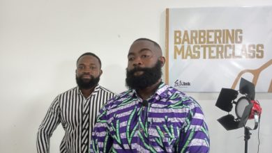 En vue d’encourager ses collègues à plus de professionnalisme et à l’excellence dans le secteur de la coiffure au Togo, Romuald Labité Fumey, barber professionnel et promoteur du Salon  LA‘KlINIK a initié dimanche et lundi 9-10 octobre 2023 à Lomé, une MasterClass. Y prennent part des barbers  et coiffeurs confirmés, débutants et des aspirants au métier