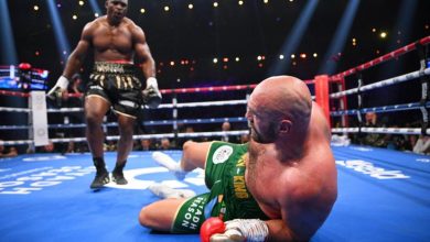 Annoncé comme l’immense favori de son combat face à Francis Ngannou, Tyson Fury l’a finalement emporté de manière controversée via une simple décision partagée. Également mis KO par son adversaire, il a commenté cet incroyable scénario après coup.