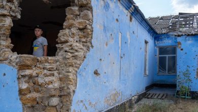 Alors que les travailleurs humanitaires au service des populations civiles touchées par les conflits dépendent d'un ensemble de lois pour les protéger, certaines parties belligérantes violent ces accords mondiaux, qu'il s'agisse de cibler des hôpitaux et des écoles ou d'empêcher les travailleurs humanitaires d'atteindre les civils avec des biens et des services vitaux.