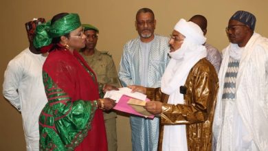 Le Secrétaire Général de l’Organisation Patronale des Gares Modernes (OPGM) du Niger a animé un point presse, dans l’après-midi de mardi 24 octobre 2023, au cours duquel les compagnies de transport se sont engagées à verser 200.000f CFA chaque mois et par compagnie pour alimenter le fonds de solidarité pour la sauvegarde de la patrie.