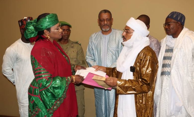 Le Secrétaire Général de l’Organisation Patronale des Gares Modernes (OPGM) du Niger a animé un point presse, dans l’après-midi de mardi 24 octobre 2023, au cours duquel les compagnies de transport se sont engagées à verser 200.000f CFA chaque mois et par compagnie pour alimenter le fonds de solidarité pour la sauvegarde de la patrie.