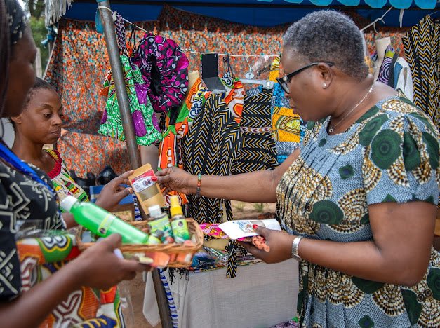 Samedi 21 octobre 2023, Yawa Kouigan a fait un tour au marché des soldes des produits locaux à Agoè sur le terrain CECO dénommé MarSol,
