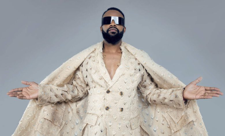 L’appartement de l’artiste congolais Fally Ipupa a été cambriolé à Neuilly-sur-Seine, alors qu’il se produisait à quelques kilomètres de là, à Nanterre, devant 40 000 spectateurs sur la scène de Paris La Défense Arena, lors d’un concert placé sous haute surveillance policière, samedi soir.