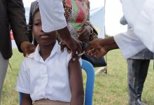"Je veux protéger ma fille et lui assurer un avenir sans cancer", a déclaré lundi 27 novembre 2023 au CHP Tohoun, la maman de Hezouwe, élève âgée de 10 ans. Elle est la première fille à recevoir le vaccin "Cervarix"  qui protège contre le cancer du col de l'utérus lors du lancement officiel de la vaccination nationale qui se déroule du 27 novembre au 1er décembre au profit des filles âgées de 9 à 14 ans.