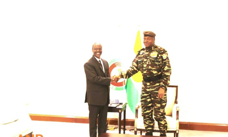 Le Président du conseil national pour la sauvegarde de la patrie (CNSP), chef de l’État du Niger, le général Abdourahamane TIANI a reçu, en fin de matinée du lundi 13 novembre 2023, Soro Gigbafori Guillaume, ancien Premier Ministre et ancien Président de l’Assemblée nationale de la Côte d’Ivoire au palais de la Présidence.