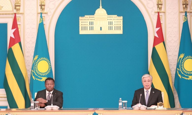 En visite officielle à Astana au Kazakhstan, le Président de la République, Faure Essozimna Gnassingbé a été accueilli avec des honneurs  28 novembre 2023 au palais présidentiel par son homologue Kassym-Jomart Tokayev.
