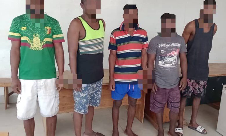 Deux individus ont été interpellés par la Direction centrale de la police judiciaire. Ils appartiennent à un vaste réseau de 6 personnes. Trois membres de ce réseau sont prisonniers, pensionnaires de la Prison civile de Lomé (Togo). Quant au dernier, il est en fuite.