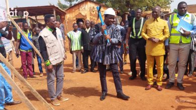 Le ministre de l’Urbanisme  Sevon-Tépé Kodjo Adédzé a lancé jeudi 14 décembre les travaux d’aménagement, d’assainissement et de bitumage de la pénétrante de la Route Nationale RN24 (0,680 km) et la rue des femmes (0, 307 km) et les travaux de réhabilitation et de renforcement du réseau de drainage des eaux pluviales dans le quartier Konkouaré à Dapaong.