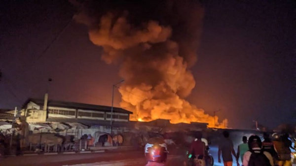 Quelques heures après l'incendie qui a ravagé dans la nuit du jeudi à vendredi 21-22 décembre 2023 les 3/4 du marché Agoè-Assiyéyé dans la banlieue nord de Lomé, le gouvernement a adressé sa compassion aux commerçantes et commerçants, tout en annonçant la poursuite des évaluations.