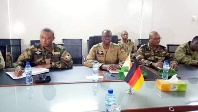 Le Ministre d'Etat de la Défense Nationale, le Général de Corps d'Armée Salifou MODY a présidé ce mardi 19 décembre à Niamey, une réunion de travail avec une importante délégation Allemande, conduite par le Ministre de la Défense de la République Fédérale Allemande Boris PISTORIUS. La réunion s'est tenue en présence du Chef d'Etat Major des Armées du Niger,  le Général de Brigade Moussa Salaou BARMOU, du Chef d'Etat Major de l'Armée de l'Air le Col. Maj Salissou MAINASSARA et de plusieurs responsables militaires.