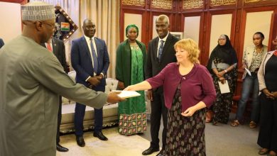 Le ministre des affaires étrangères, de la coopération et des nigériens à l’extérieur, Bakary Yaou Sangaré a reçu, en fin de journée de ce samedi 2 décembre 2023 dans les locaux de son département ministériel, la copie figurée de la lettre de créance de  Kathleen Fitzgibbon, ambassadrice des États-Unis d’Amérique accréditée au Niger marquant ainsi le retour progressif du pays sur la scène internationale.