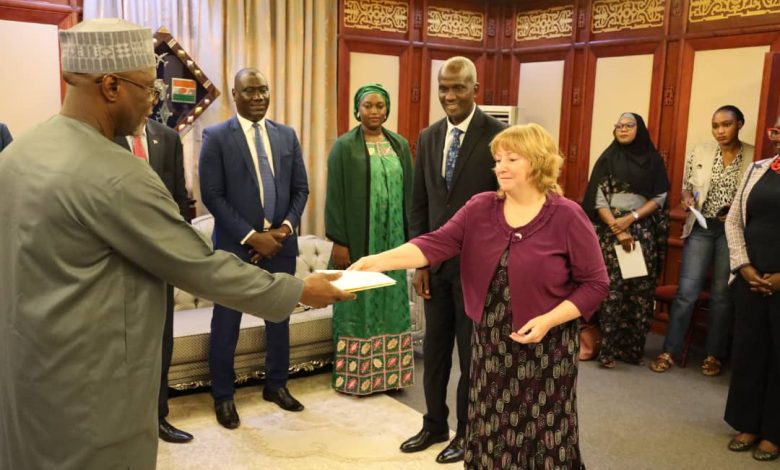 Le ministre des affaires étrangères, de la coopération et des nigériens à l’extérieur, Bakary Yaou Sangaré a reçu, en fin de journée de ce samedi 2 décembre 2023 dans les locaux de son département ministériel, la copie figurée de la lettre de créance de  Kathleen Fitzgibbon, ambassadrice des États-Unis d’Amérique accréditée au Niger marquant ainsi le retour progressif du pays sur la scène internationale.