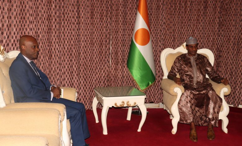 Le Premier Ministre du Niger, Ali Mahaman Lamine Zeine a reçu  jeudi 14 décembre 2023, le ministre des Affaires du Togo, Robert Dussey 