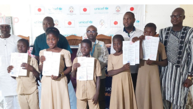 Le Fonds des nations unies pour l’enfance (UNICEF) en partenariat avec le ministère en charge de l’Action sociale a lancé la 2e phase de distribution des actes de naissance aux élèves de la classe de CM2 de la région des Savanes, le vendredi 8 décembre à Dapaong.