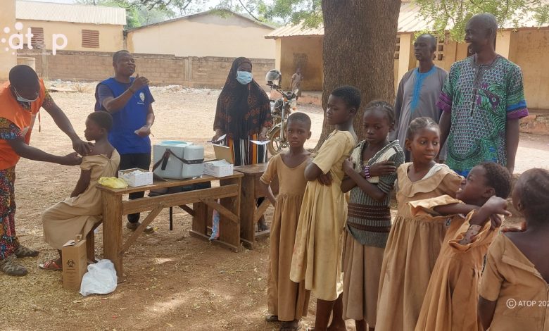 Le directeur préfectoral de la Santé de l’Oti, Dr Ani Massantam et le chargé du Programme élargi de vaccination du district sanitaire, Agossor Parfait ont échangé avec des membres du bureau des parents d’élèves du Collège Msg Pierre Barthélémy Hanrion de Mango sur les enjeux de la vaccination contre le Virus de pappillome humain (VPH),  mercredi 29 novembre à Mango.