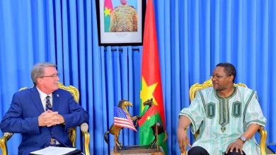 Le ministre des Affaires étrangères du Burkina Faso, Karamoko Jean-Marie Traoré, a reçu en audience le mardi 23 janvier le chargé d'affaires de l'ambassade des États-Unis d'Amérique, Eric P. Whittaker.