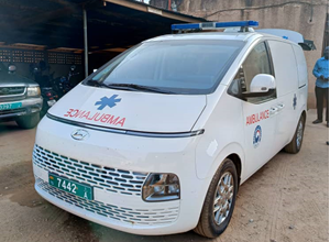 En novembre 2023, le CHR de Dapaong situé à plus de 600 km au nord de Lomé a bénéficié d’une nouvelle ambulance neuve avec de dons de médicaments, offerte par la République de la Corée dans le cadre de la coopération bilatérale entre leur pays et le nôtre.