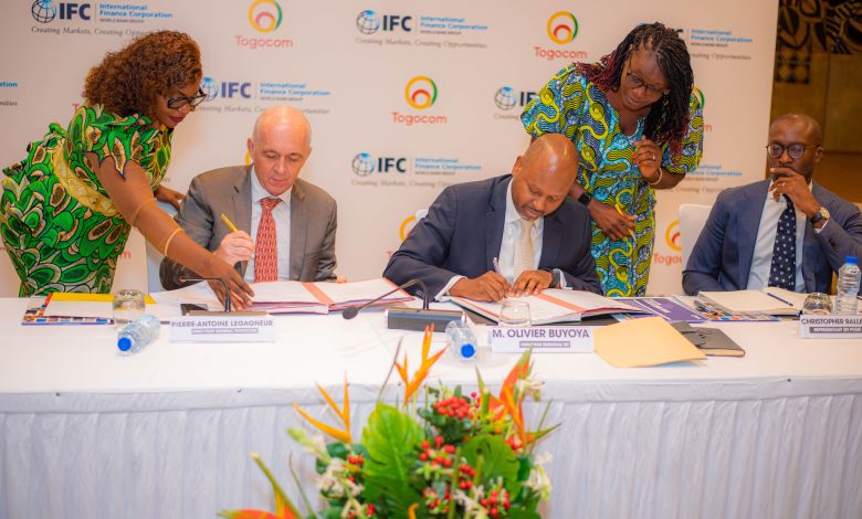 La Société Financière Internationale (IFC) vient d'annoncer son partenariat avec l’opérateur togolais, TOGOCOM, filiale d’AXIAN Telecom. Le partenariat permettra d’accélérer l’accès à une connectivité très haut débit mobile et fixe de qualité pour des millions d’abonnés, particuliers et entreprises, et de soutenir la transformation numérique du Togo.